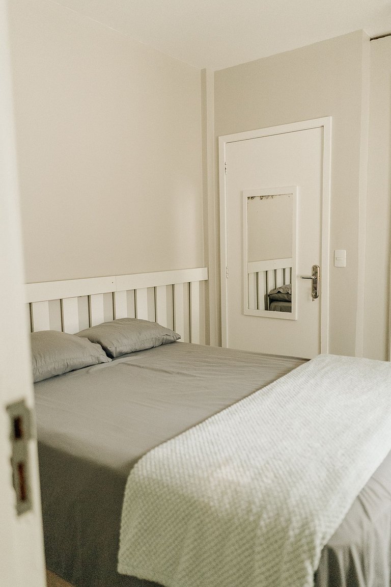 Apartamento familiar com acesso privativo à Praia Mansa