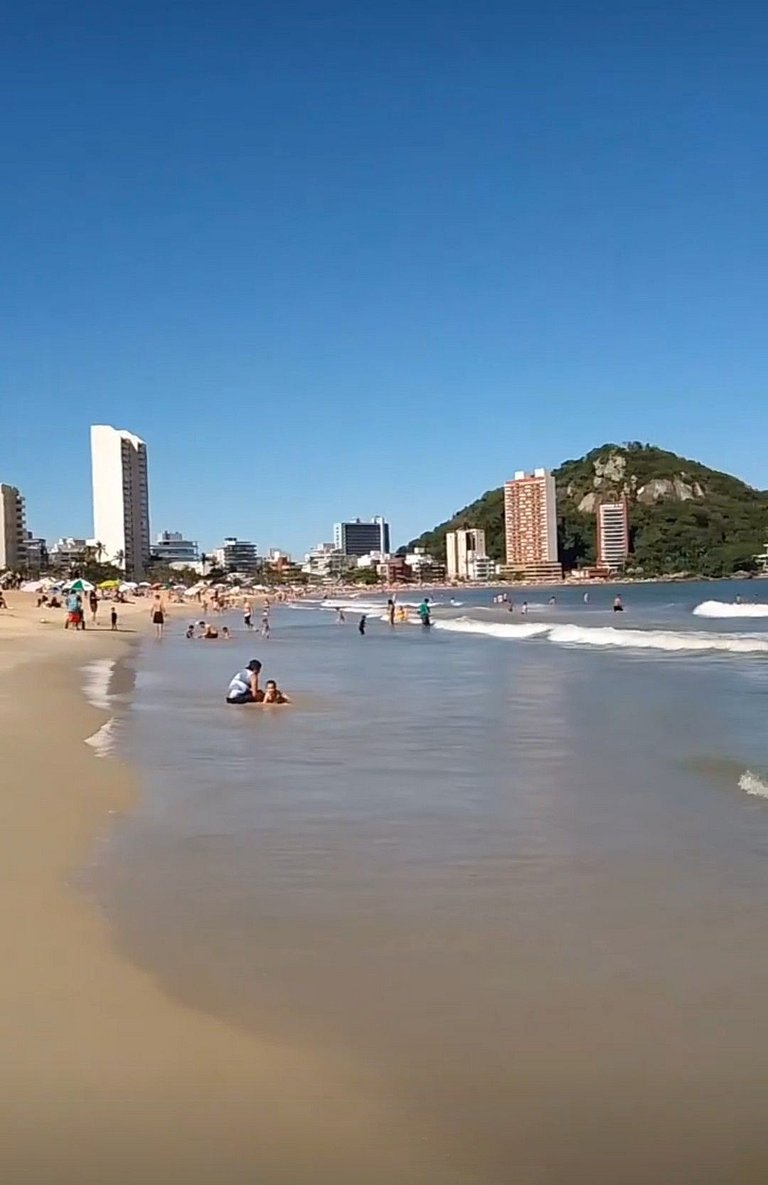 Apartamento familiar com acesso privativo à Praia Mansa
