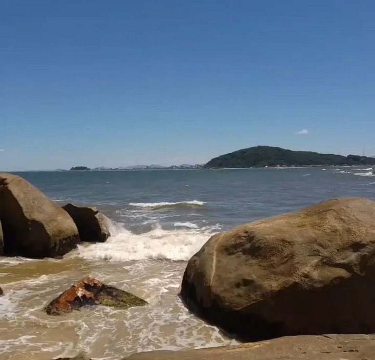 Apartamento familiar com acesso privativo à Praia Mansa