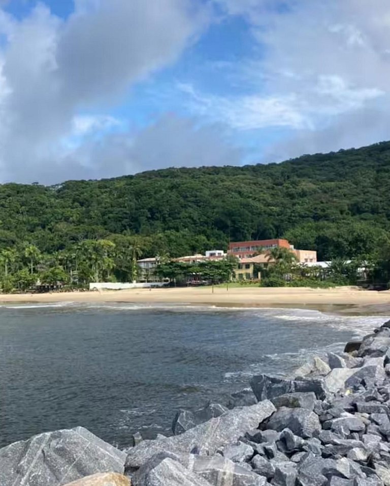 Apartamento familiar com acesso privativo à Praia Mansa