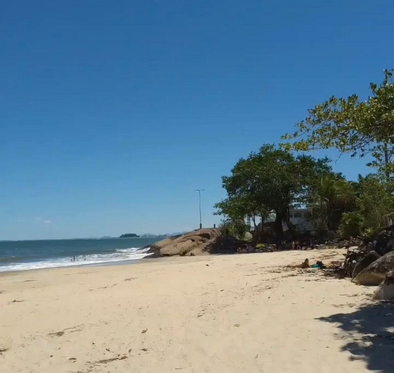 Apartamento familiar com acesso privativo à Praia Mansa