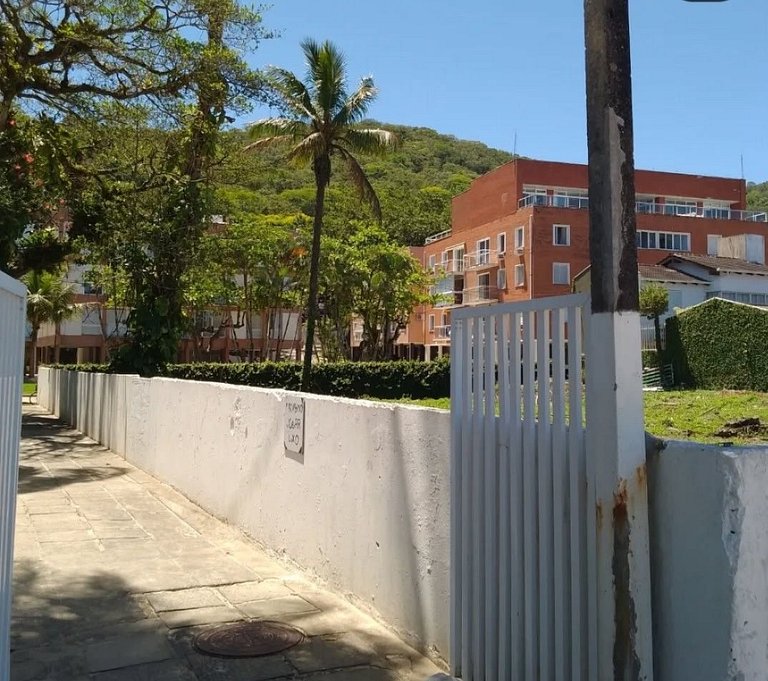Apartamento familiar com acesso privativo à Praia Mansa